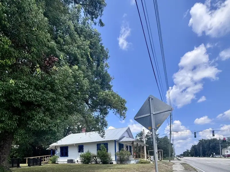 Prime Commercial Space for Lease on High-traffic Street with Ample Parking