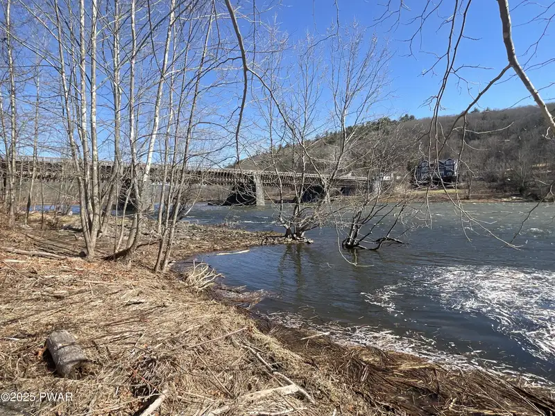 Versatile 948 Sq Ft Commercial Space for Lease in Lackawaxen with River Access