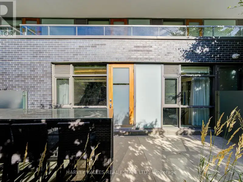 Executive Urban Townhome in King West with Private Entrance and Premium Amenities