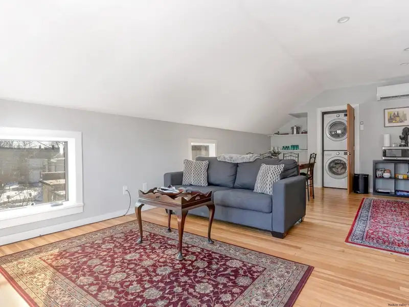 Renovated Pub and Hotel in Prime Woodstock Location with Restaurant and Apartments