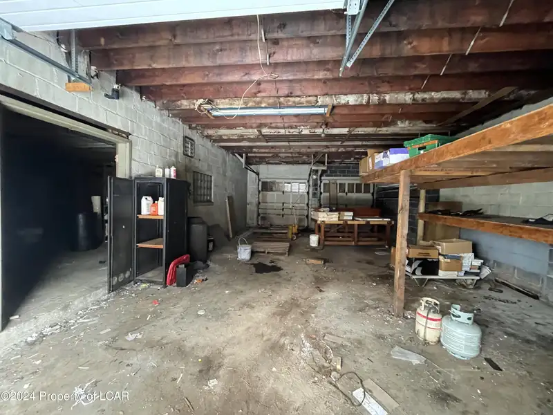 Commercial Building with Office and Garage Space in Prime Location