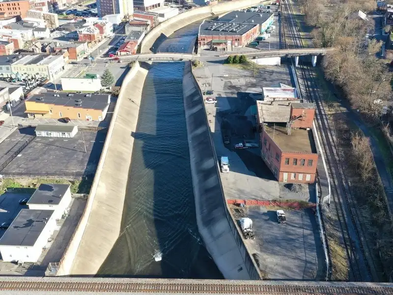 Industrial Building with 6 Bay Truck Repair Facility on 1.47 Acres Near Downtown