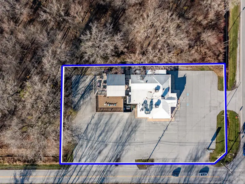Renovated Commercial Building with Land for Sale in Central Location, Ideal for Restaurant