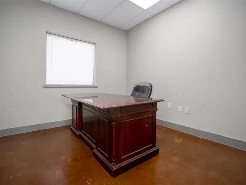 17,000 Sq Ft Versatile Industrial Facility on 402 Acres Near Oklahoma City