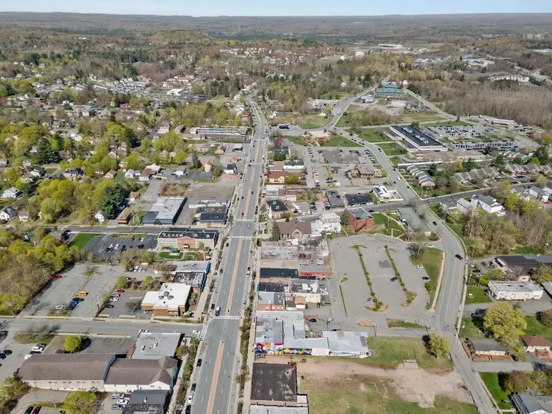 Upscale Private Office Spaces in Monticello's High-demand Commercial Corridor