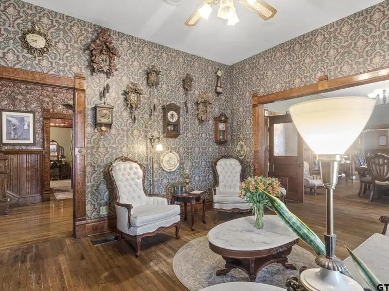 Historic Downtown Pittsburg Bed and Breakfast with 6 Ensuites and Unique Train Car Suite