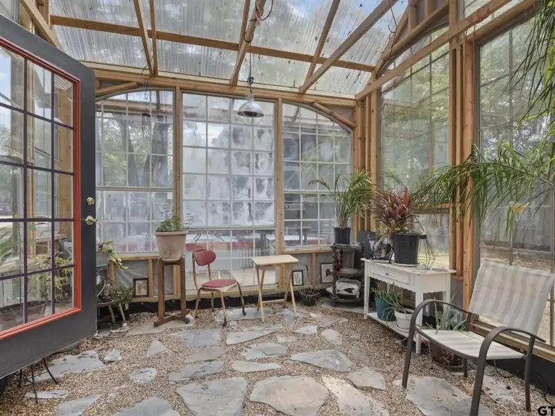 Historic Downtown Pittsburg Bed and Breakfast with 6 Ensuites and Unique Train Car Suite