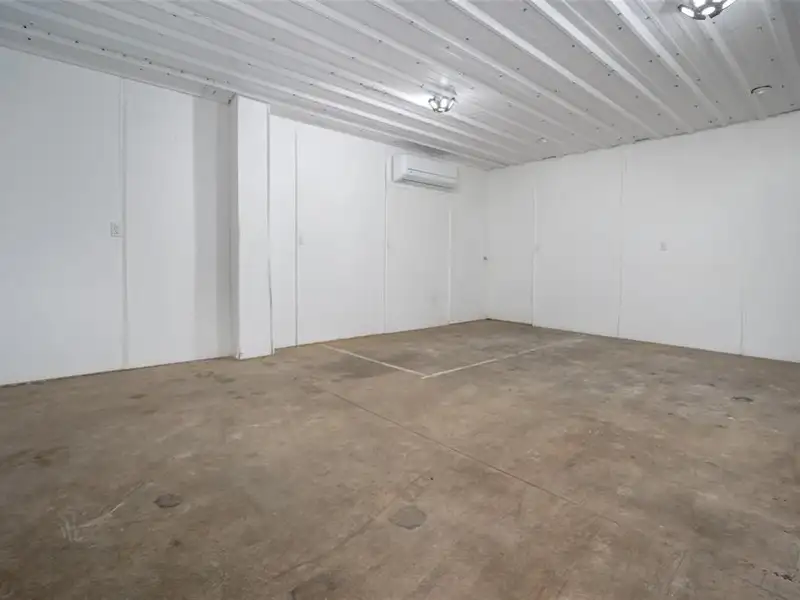 17,000 Sq Ft Versatile Industrial Facility on 402 Acres Near Oklahoma City