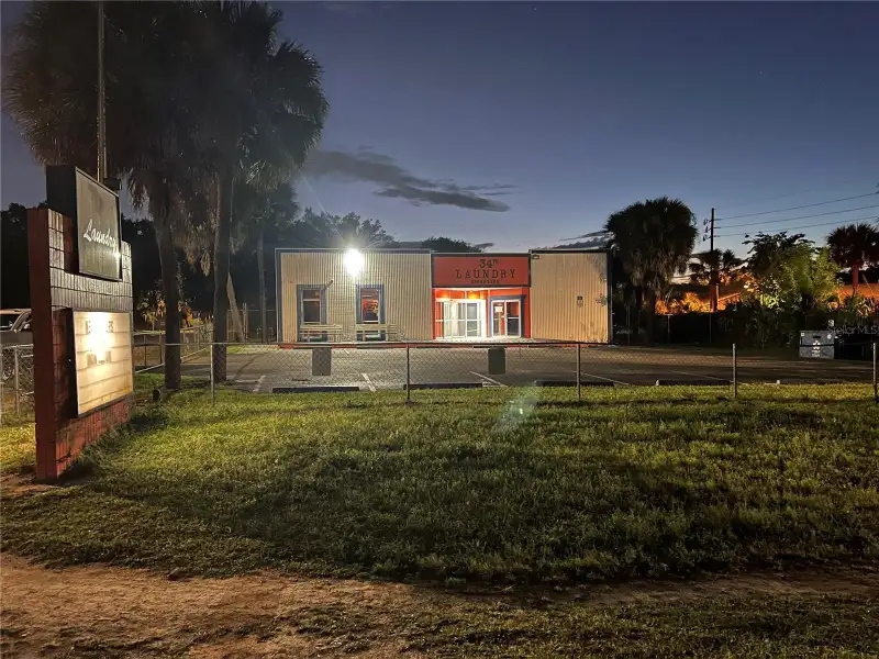 Turnkey Laundromat Near Uf Health Shands Hospital in Gainesville