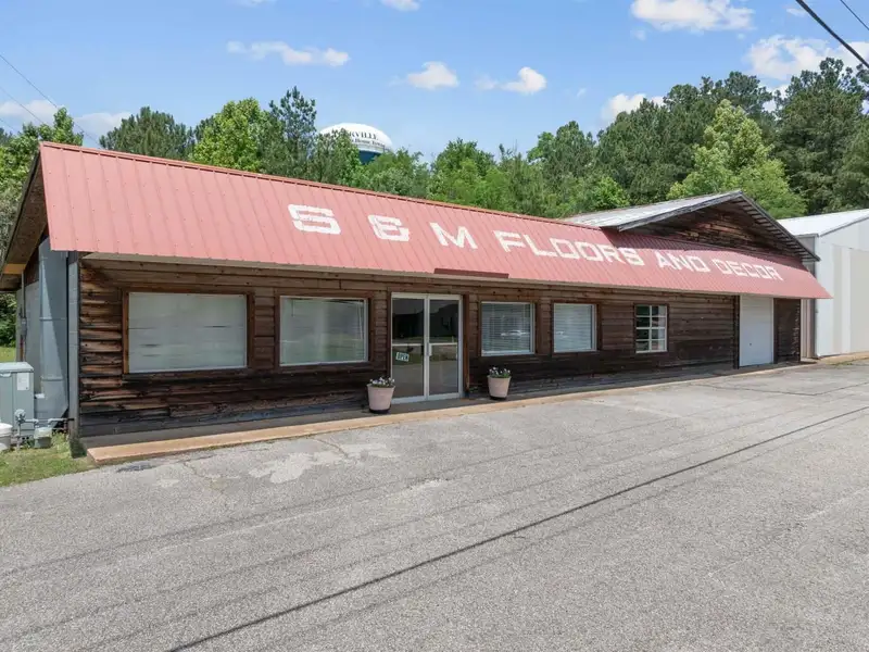 Commercial Property with Showroom and Warehouses on Us Hwy 100 W