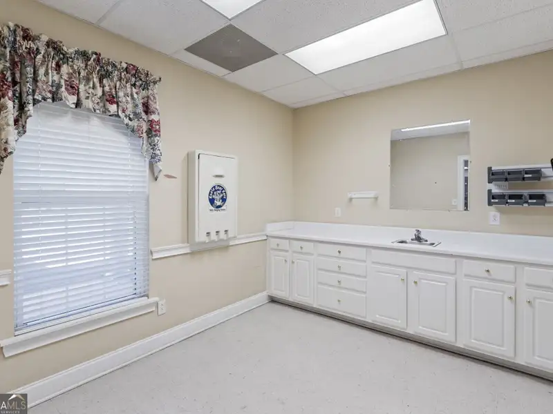 Versatile 7,900+ Sq Ft Medical Office Building in Prime Location Near Hospital