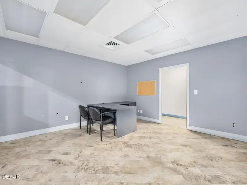 Flexible Commercial Lease: 19,000 Sq Ft Available in Prime Location