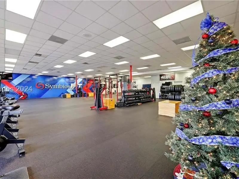5,000 Sq Ft Retail Sublease in Port Royal Plaza with High Visibility