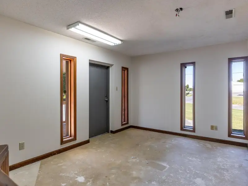 3,600 Sq Ft Commercial/industrial Unit for Lease with Offices and Large Work Area