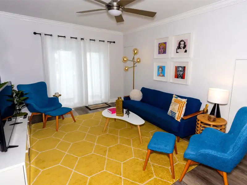 Multi-unit Garden Retreat in Oakland Park with Pool and Upgraded Apartments