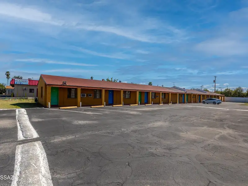 Well-maintained 18-unit Motel Near Tucson Airport with Rv Spaces and Ample Parking