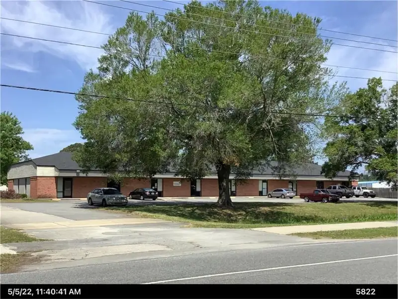Versatile Commercial Building in Prime Location