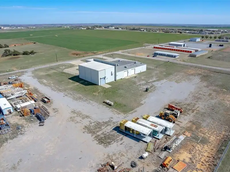 17,000 Sq Ft Versatile Industrial Facility on 402 Acres Near Oklahoma City