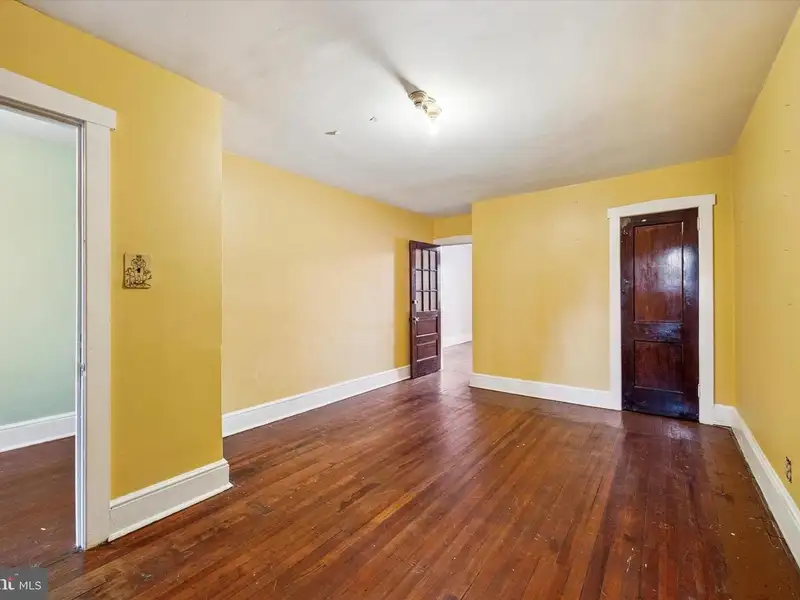 Versatile Commercial/residential Property in Clifton Heights with High Ceilings and Hardwood Floors
