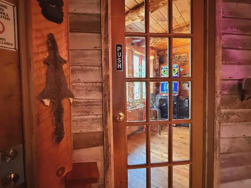 Turnkey Lodge-style Investment Opportunity in Berlin with Unique Interior and Bar
