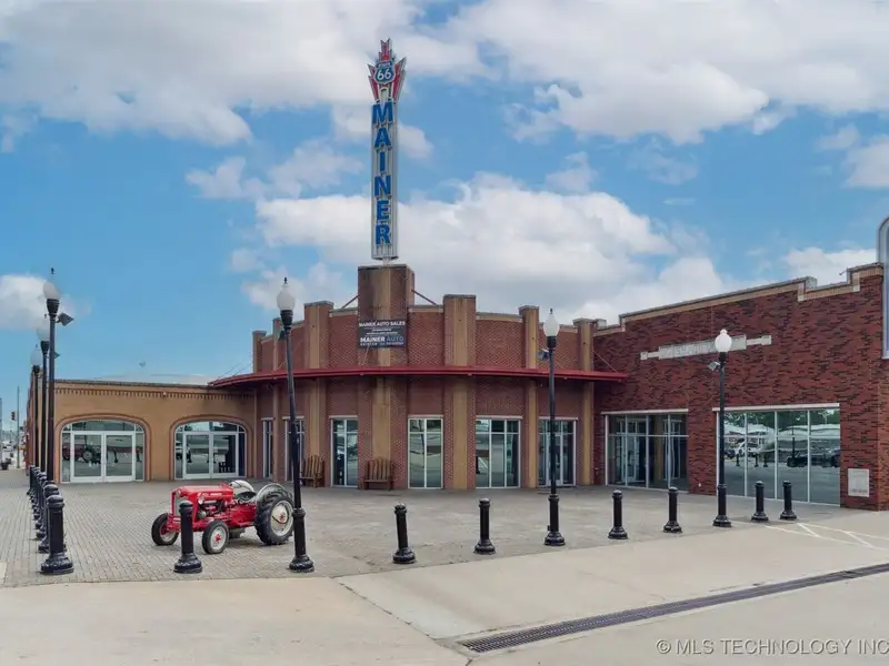 Historic Multi-use Building on Main Street, Bristol - Route 66 Landmark with Renovations