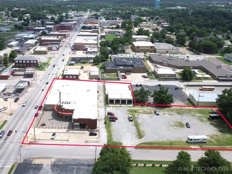 Historic Multi-use Building on Main Street, Bristol - Route 66 Landmark with Renovations