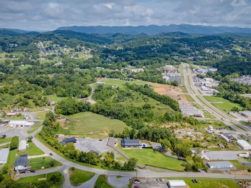 Custom Barndominium on 3 Acres with Pool and Income-generating Garage in Tennessee