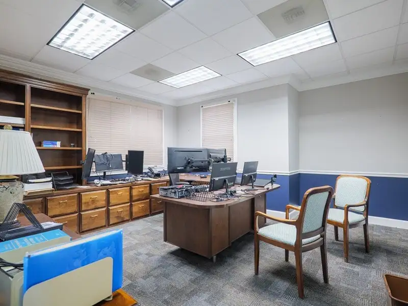 Executive Office Building in Loch Winn Business Park, Valdosta - Renovated with Ample Space