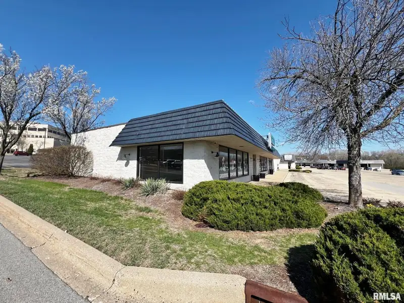 Standalone Commercial Building in Peoria's Metro Centre - High Traffic and Visibility