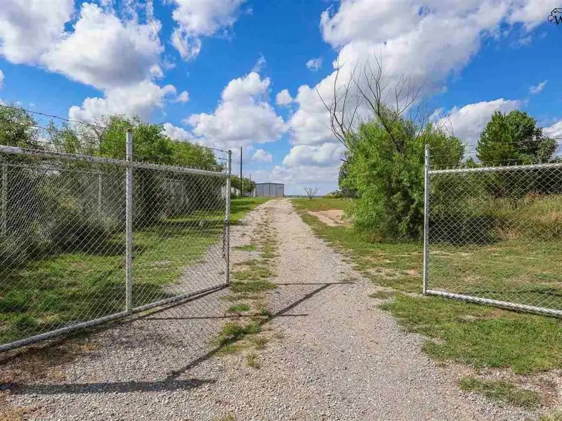 Commercial Property with Office, Living Quarters, and Warehouses in Wichita Falls Area
