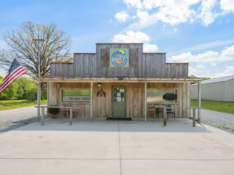 Commercial Restaurant on 3.4 Acres in Parsons, Tn with Highway Frontage and Modern Amenities