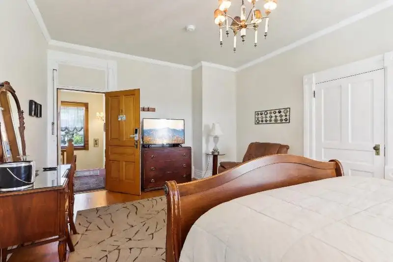 Historic Inn with Guest Suites and Motel Units in Wisconsin Dells