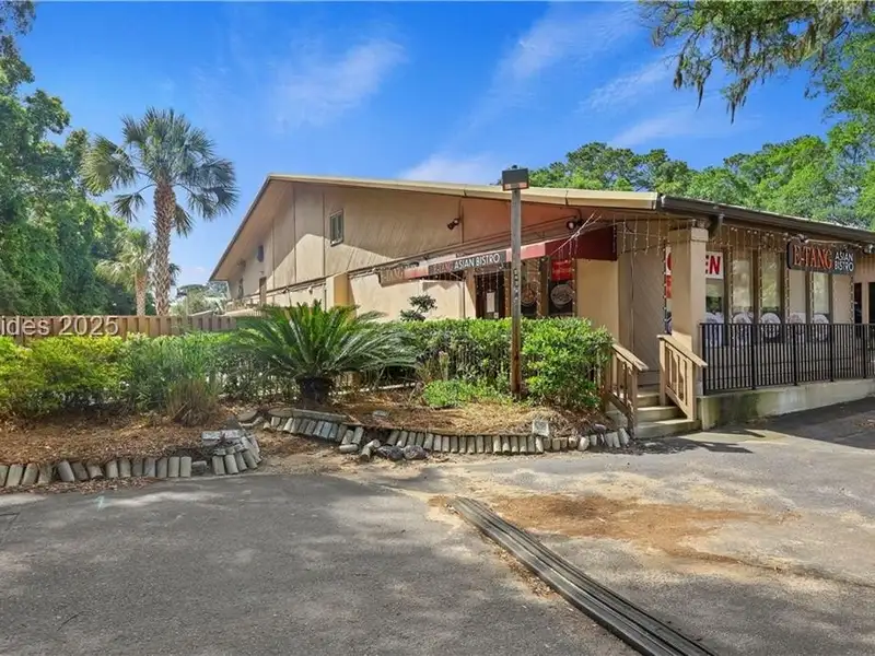Mid-island Restaurant for Sale Near Palmetto Dunes with Outdoor Dining Area