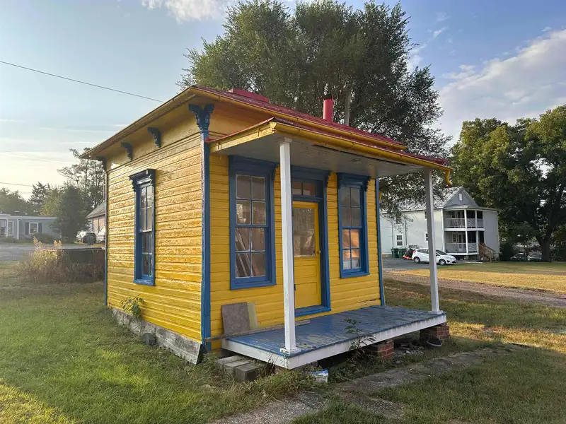Historic Commercial Storefront in Downtown Broadway, Va – Versatile Space with High Visibility