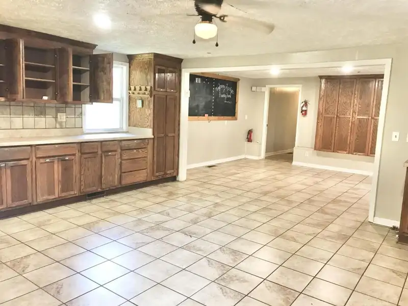 15-bedroom Building with 6.5 Baths Near Huntingdon and Jackson, Potential for Re-zoning