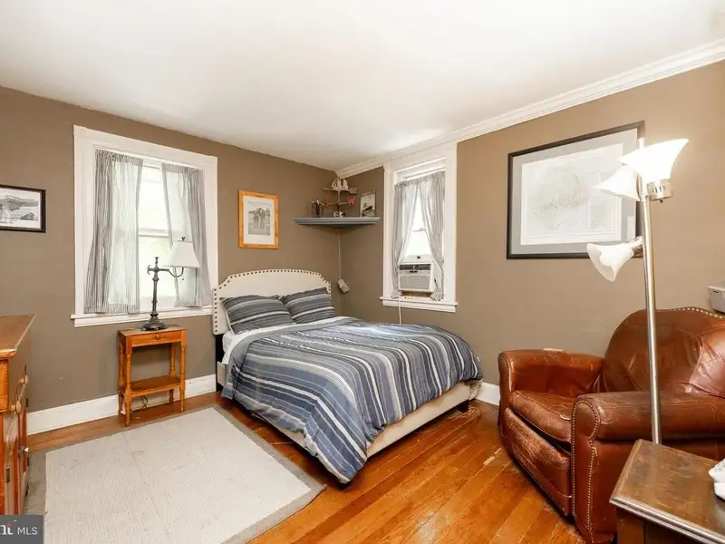 Mixed-use Property in Wayne, Pa: Salon with 1-bedroom Apartment Above