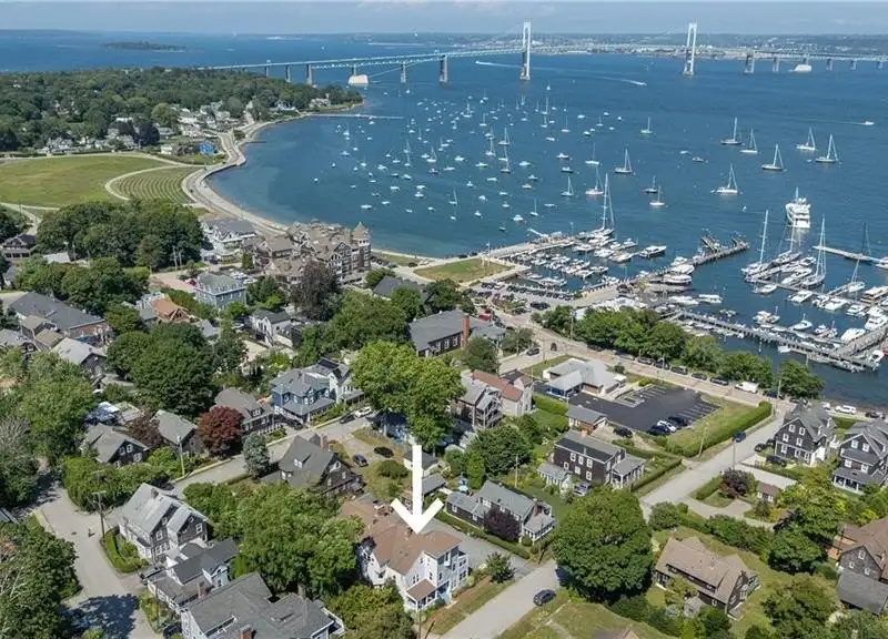 Distinctive Victorian Guest House in Jamestown with 7 Ensuite Bedrooms and Water Views