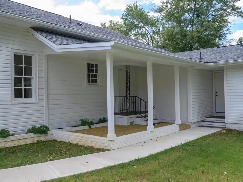 Updated Commercial Building on Main St in Pinson with Highway 75 Visibility
