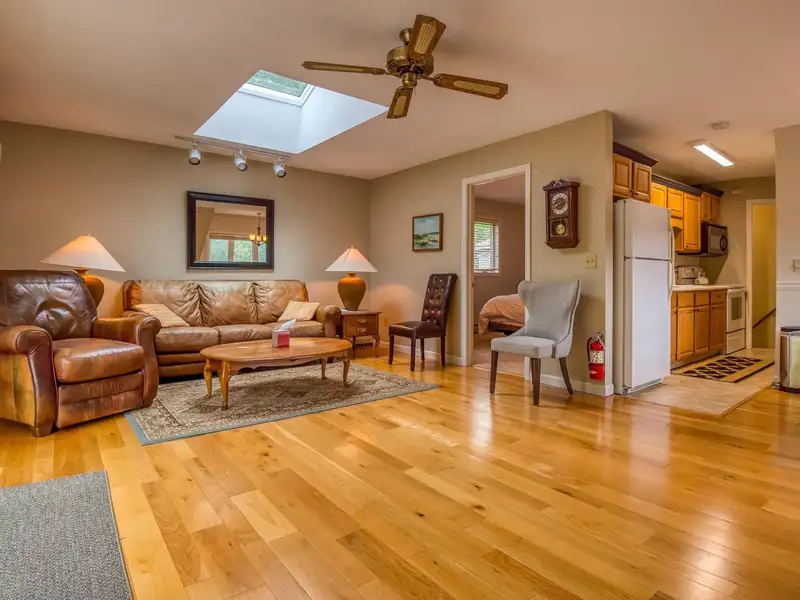 Fully Renovated Inn with 13 Guest Rooms on 5.52 Acres in White Mountains, Nh