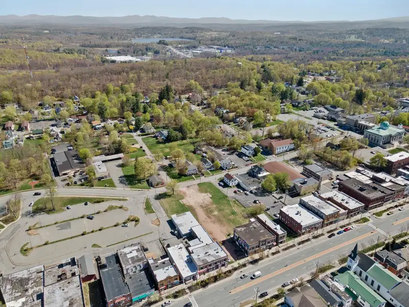 Upscale Private Office Spaces in Monticello's High-demand Commercial Corridor