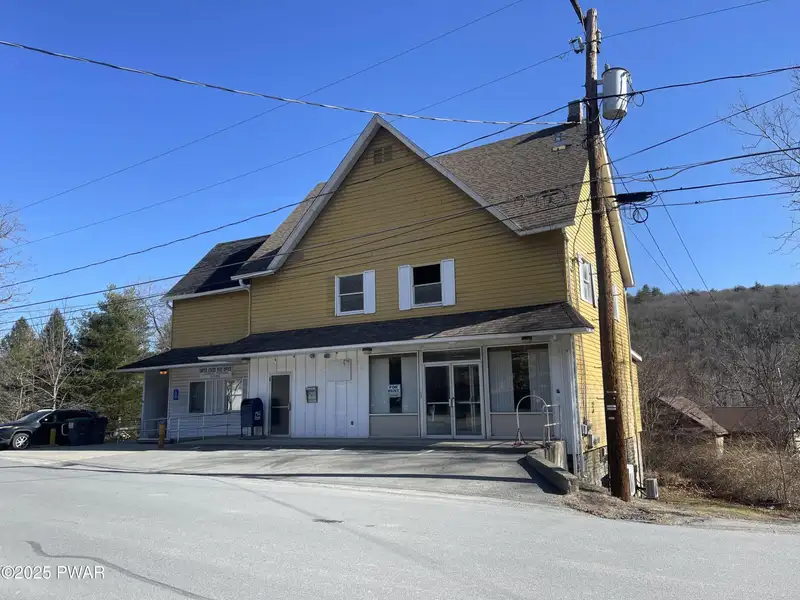 Versatile 948 Sq Ft Commercial Space for Lease in Lackawaxen with River Access