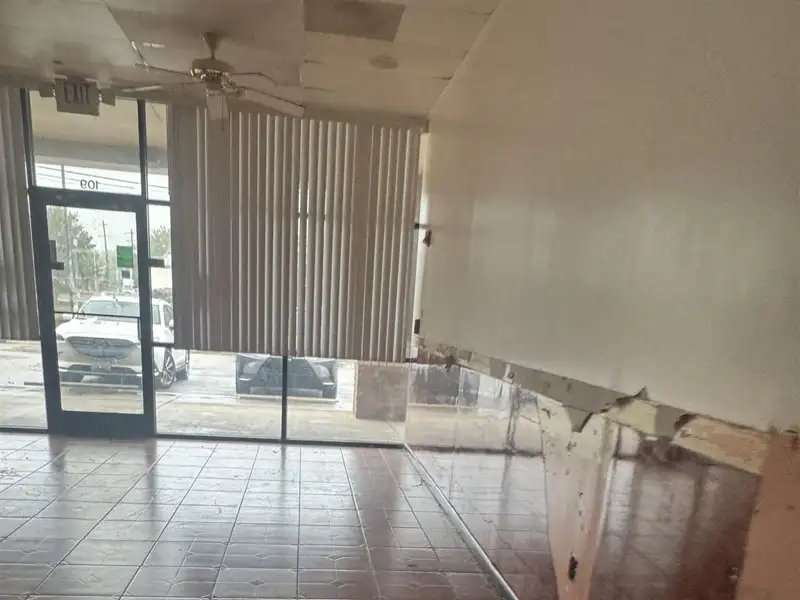 Retail Bay for Restaurant in High-traffic Area - 1400 Sf Available