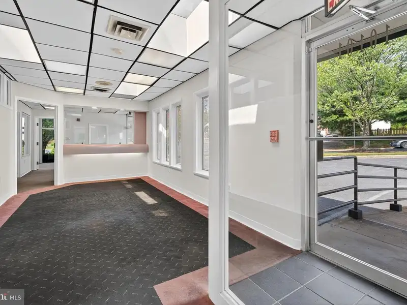 Versatile Commercial Property in Northwood Park, Ideal for Offices, Retail, or Light Industrial