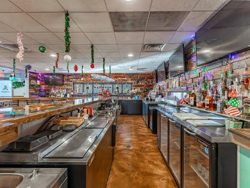 Renovated Commercial Building with Land for Sale in Central Location, Ideal for Restaurant