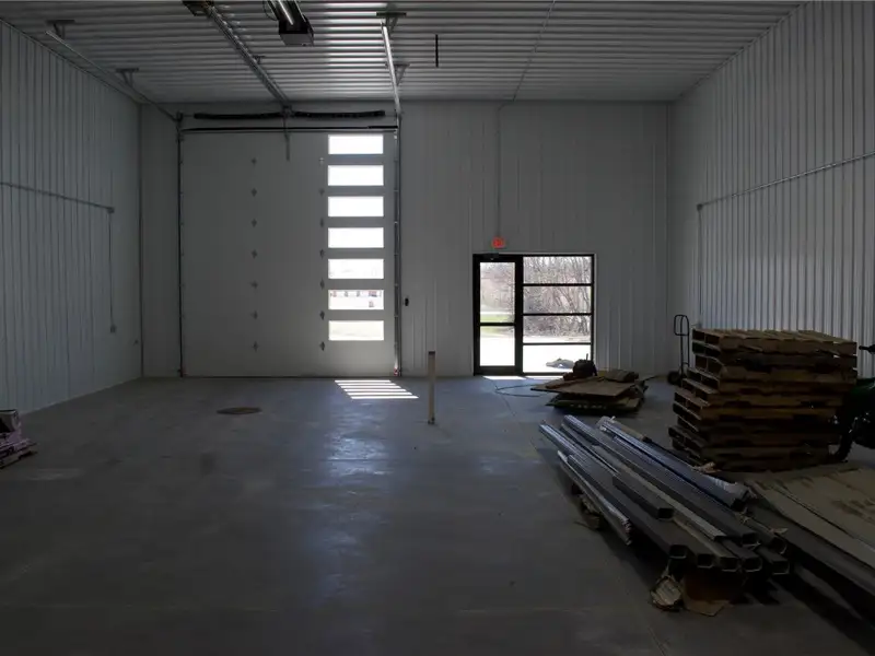 Prime Contractor Bay for Lease at Hwy 13 and Mt. Vernon Rd Se, 2,700-5,400 Sqft