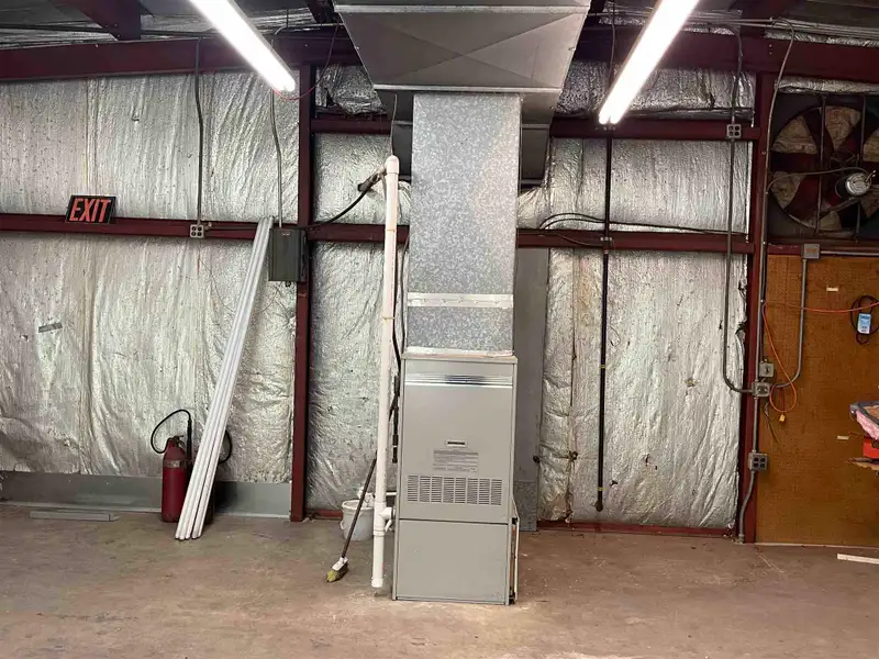 Commercial Building for Lease: 3,000 Sq Ft with Loading Dock Near I81