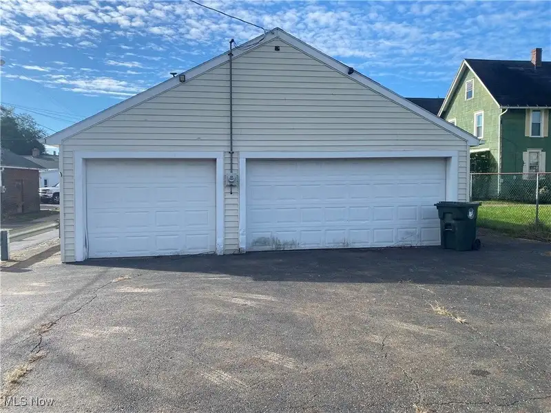 Commercial Garage Space in Canton City - 992 Sq Ft with Dual Garage Doors