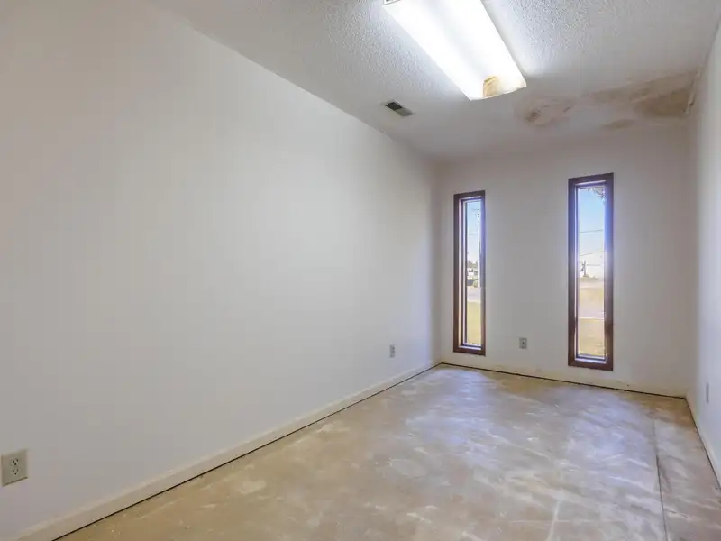 3,600 Sq Ft Commercial/industrial Unit for Lease with Offices and Large Work Area