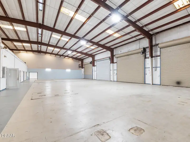 Flexible Commercial Lease: 19,000 Sq Ft Available in Prime Location
