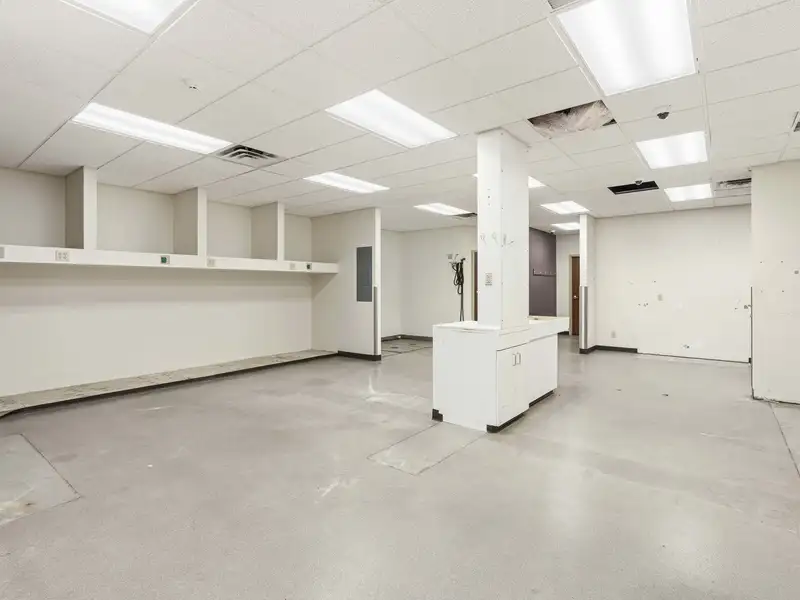 Multi-tenant Retail/office Space for Lease in Highland, in with Flexible Layout Options